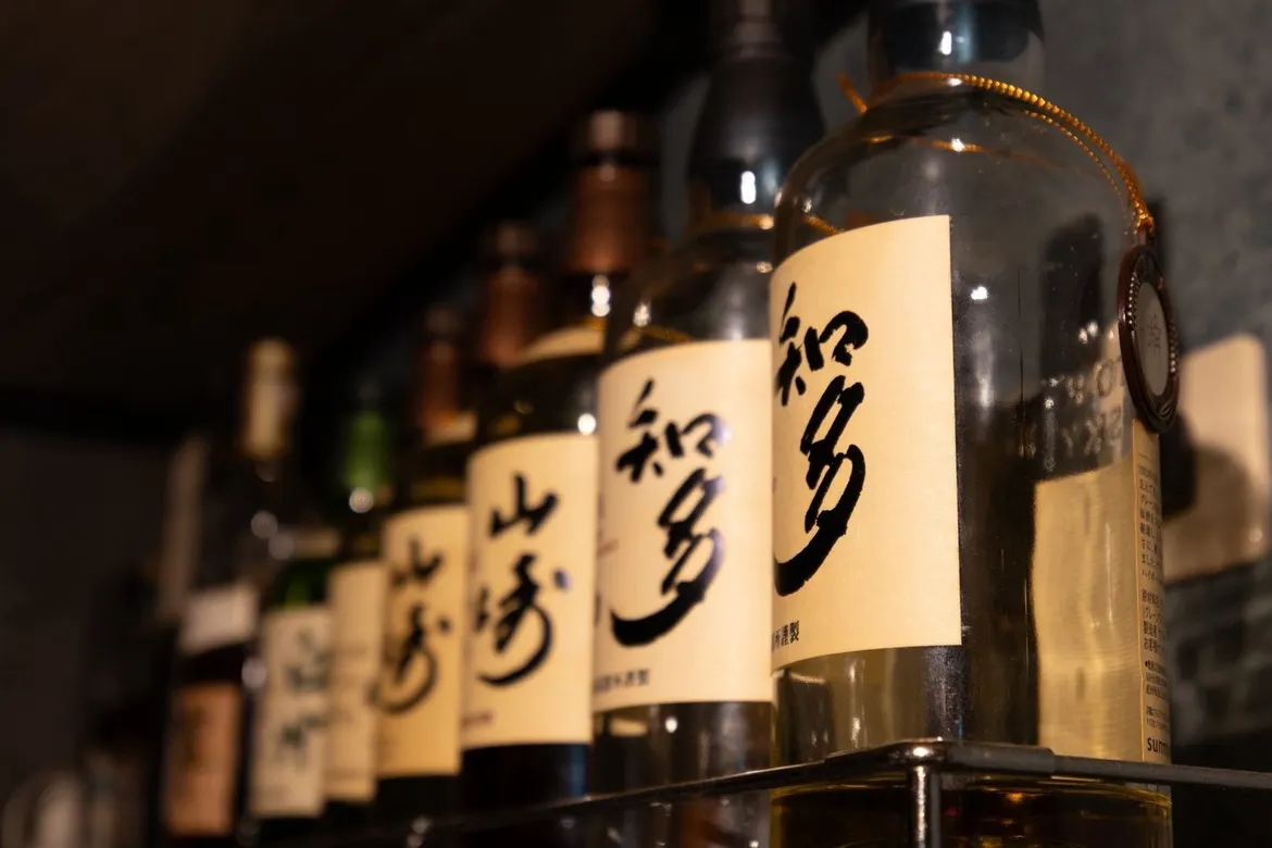 棚に並ぶ焼酎のボトル