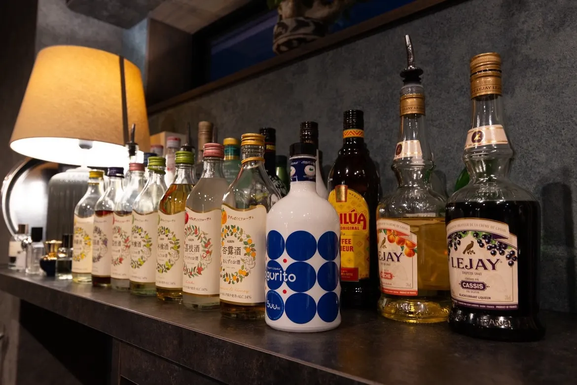 ランプの灯りの下に並ぶリキュール