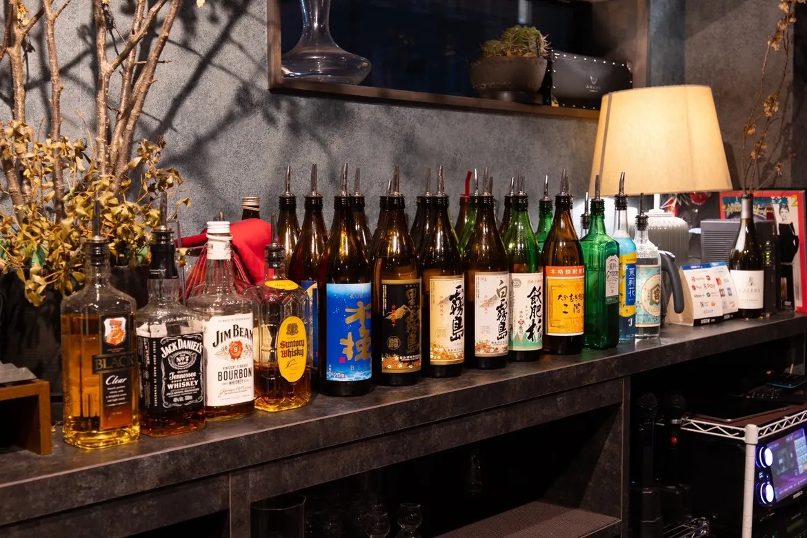 カウンターに並ぶウイスキーと焼酎
